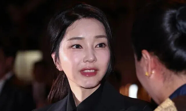 윤석열 대통령의 아세안 정상회의 참석에 동행한 김건희 여사가 2024년 10월9일(현지시각) 라오스 비엔티안 왓타이 국제공항에 도착해 환영나온 라오스 쪽 인사와 대화하고 있다. 연합뉴스