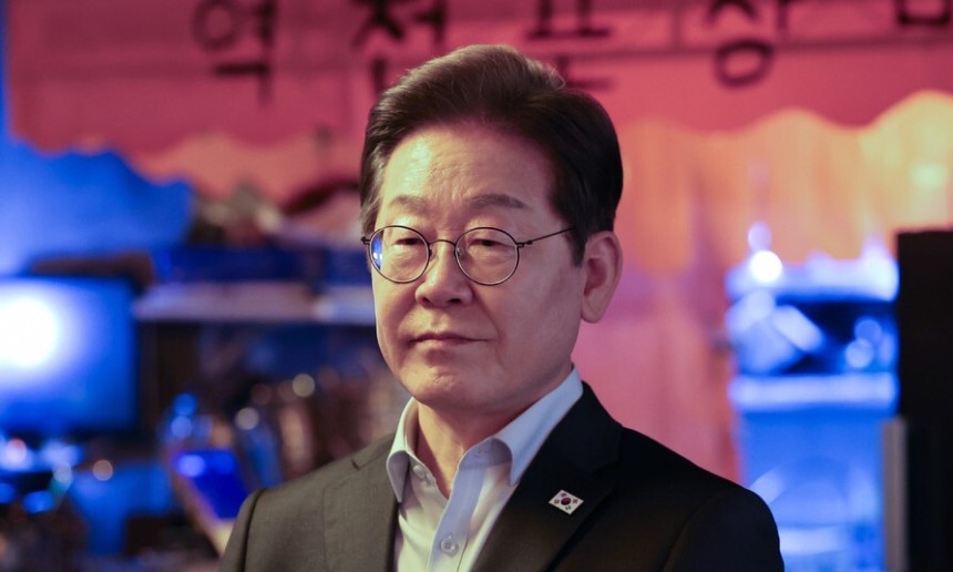 더불어민주당 이재명 대선 후보가 1일 서울 종로구의 한 포차 식당에서 비(非)전형 노동자들과의 간담회를 마친 뒤 대법원의 공직선거법 위반 관련 파기환송 선고에 대한 입장을 밝히고 있다.공동취재사진