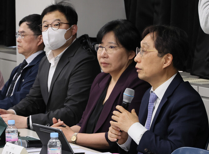 지난 4월30일 서울 종로구 서울대학교 치과병원에서 열린 교육부-의대학장단 간담회에서 이종태 한국의과대학·의학전문대학원협회 이사장이 발언하고 있다.연합뉴스