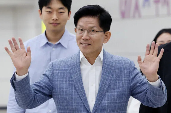 국민의힘 김문수 대선 경선 후보가 2일 서울 강남구 수서역에서 청년서포터즈와 GTX-A를 탑승하기 위해 탑승구로 이동하고 있다. 연합뉴스