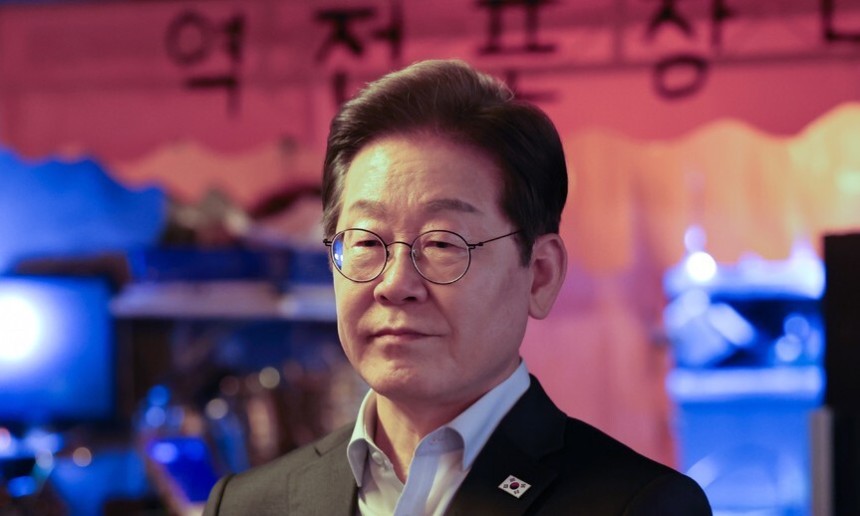 더불어민주당 이재명 대선 후보가 1일 서울 종로구의 한 포차 식당에서 비(非)전형 노동자들과의 간담회를 마친 뒤 대법원의 공직선거법 위반 관련 파기환송 선고에 대한 입장을 밝히고 있다.연합뉴스