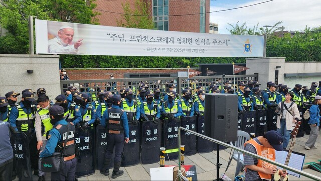 2일 혜화동성당 정문 안팎에 60여명의 경력이 줄지어 서며 외부의 침입을 막았다.이날 혜화경찰서는‘탈시설’권리 보장을 요구하며 서울 혜화동성당 종탑에서 14일째 고공농성을 벌이던 장애인단체 활동가 3명을 연행했