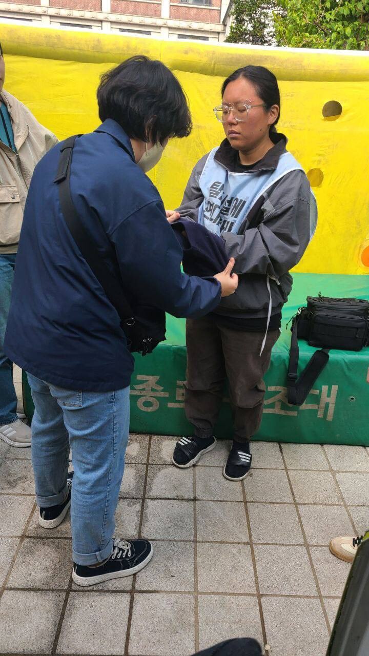2일‘탈시설’권리 보장을 요구하며 서울 혜화동성당 종탑에서 14일째 고공농성을 벌이던 민푸름 서울 장애인차별철폐연대 활동가가 연행되고 있다.전장연 제공