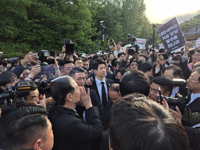 한덕수 전 국무총리가 2일 오후 광주 국립5·18민주묘지 민주의 문 앞에서 시민들의 저지에 막히자 손 마이크로 소리치고 있다.정대하 기자