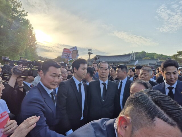 한덕수 전 국무총리가 2일 오후 광주 국립5·18민주묘지 ‘민주의 문’ 앞에서 발걸음을 돌려 차량 쪽으로 이동하고 있다. 정대하 기자