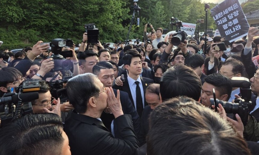 한덕수 전 국무총리가 2일 오후 광주 국립5·18민주묘지 민주의 문 앞에서 시민들의 저지에 막히자 손 마이크로 소리치고 있다. 정대하 기자