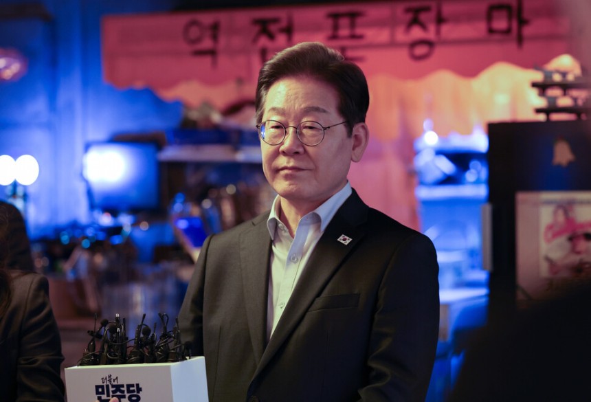 더불어민주당 이재명 대선 후보가 1일 서울 종로구의 한 포차 식당에서 비(非)전형 노동자들과의 간담회를 마친 뒤 대법원의 공직선거법 위반 관련 파기환송 선고에 대한 입장을 밝히고 있다.연합뉴스