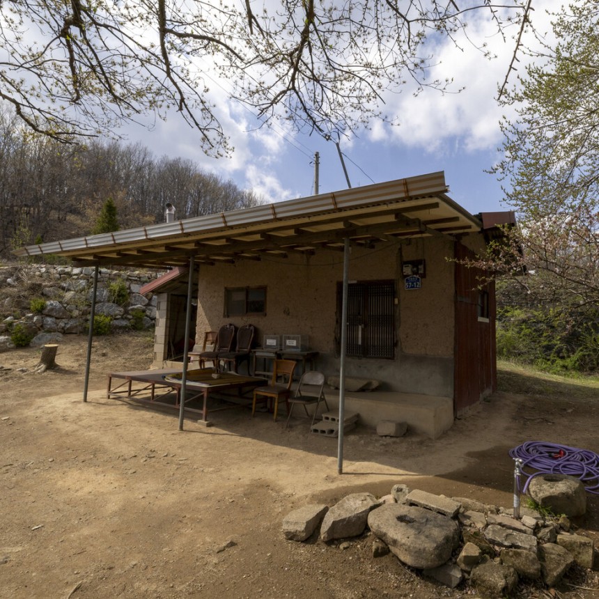 누군가 급하게 사 온 호스(오른쪽 아래)로 물을 뿌려둔 덕분에 오두막은 산불을 견딜 수 있었다.김진수 선임기자