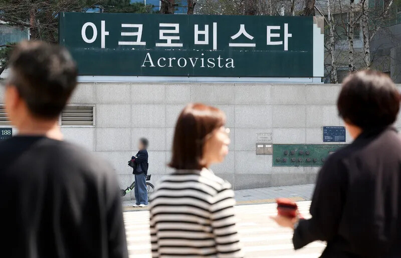 윤석열 전 대통령 부부와‘건진법사’전성배씨 사이의 각종 의혹을 수사 중인 검찰이 윤 전 대통령의 집에 대해 압수수색에 들어간 지난달 30일 서울 서초구 아크로비스타 앞에서 취재진이 촬영하고 있다.연합뉴스