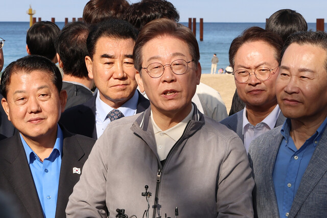 이재명 더불어민주당 대통령 후보가 3일 오후 강원 삼척시 삼척해수욕장을 찾아 도민들을 만난 뒤 취재진 질문에 답하고 있다. 연합뉴스