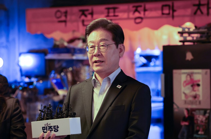 이재명 더불어민주당 대선 후보가 1일 서울 종로구의 한 포차 식당에서 비(非)전형 노동자들과의 간담회를 마친 뒤 대법원의 공직선거법 위반 관련 파기환송 선고에 대한 입장을 밝히고 있다. 국회사진기자단