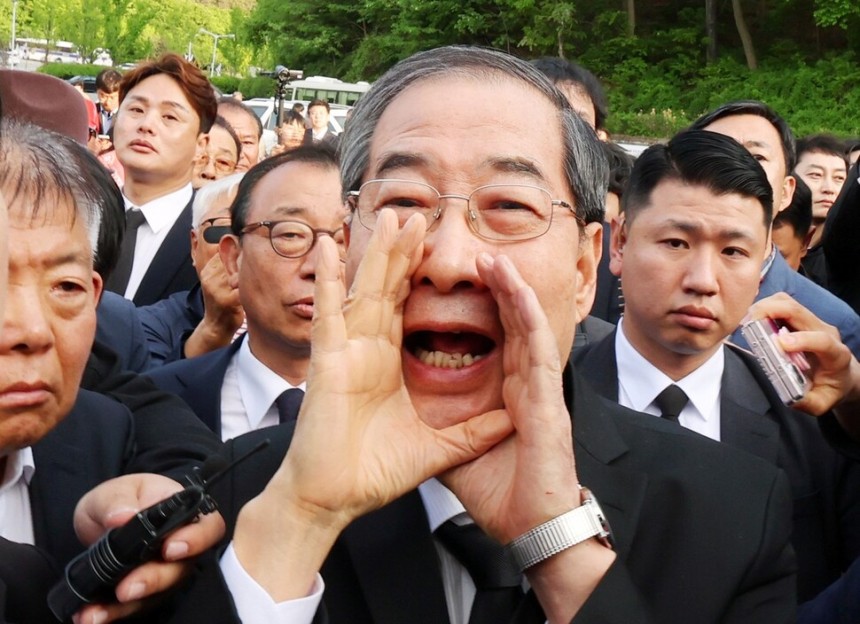 2일 오후 광주 북구 국립 5·18 민주묘지를 찾은 한덕수 전 총리가 광주비상행동 등 시민·사회단체 관계자들의 반발에 가로 막히자 \\\"저도 호남 사람\\\"이라며 참배를 호소하고 있다. 연합뉴스