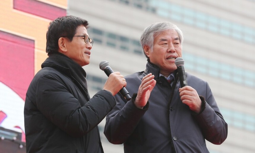 전광훈 사랑제일교회 목사가 2019년 25일 오후 서울 종로구 교보문고 앞에서 열린 ‘2019 자유 대한민국 전국 연합 성탄축제\'에서 발언하고 있다. 왼쪽은 김문수 국민의힘 대통령 후보. 연합뉴스