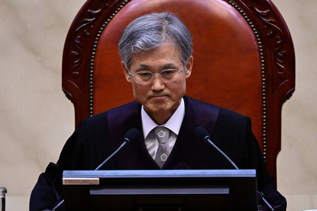 조희대 대법원장이 1일 오후 서울 서초구 대법원 대법정에서 이재명 더불어민주당 대선 후보의 공직선거법 위반 사건 상고심 선고를 준비하며 입술을 다물고 있다. 공동취재사진