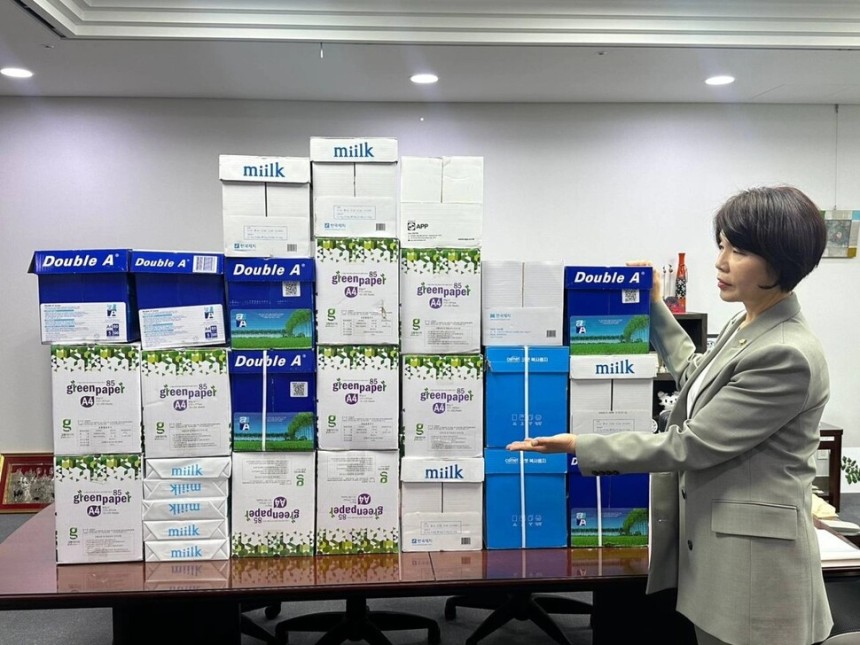 한정애 더불어민주당 의원이 대법관들이 검토해야 할 이재명 민주당 대통령 후보 공직선거법 위반 혐의 사건 기록 분량을 에이포(A4) 용지 기준으로 수치화 한 사진.페이스북 갈무리
