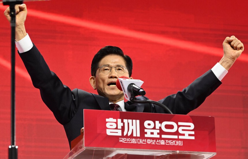 김문수 국민의힘 대통령 후보가 3일 경기 일산 킨텍스에서 열린 제5차 전당대회에서 최종 후보로 확정된 뒤 수락연설을 하고 있다. 국회사진기자단