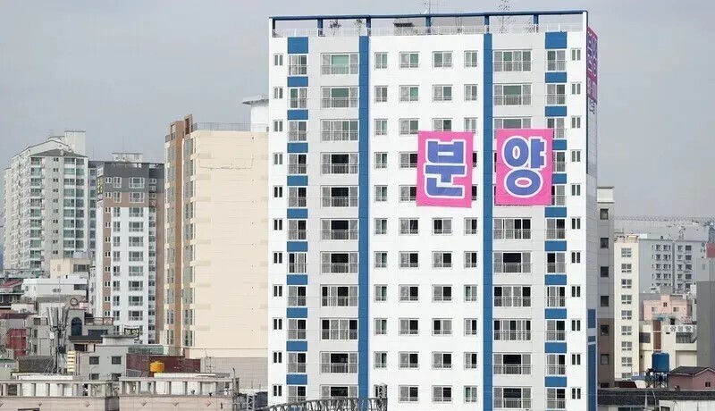 악성 미분양으로 불리는 준공 후 미분양 주택에 분양 광고 현수막이 붙어있다.연합뉴스