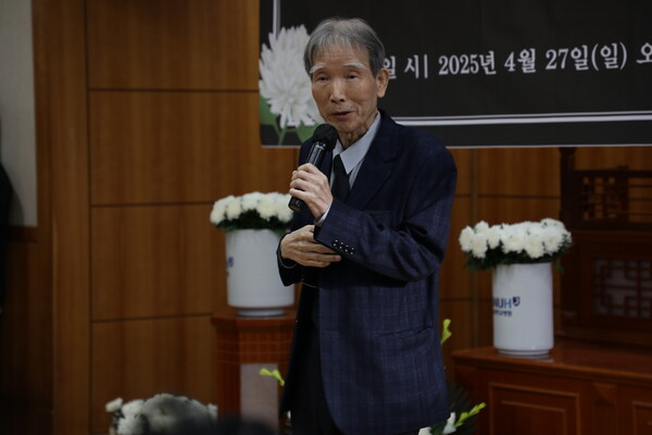 추모식에서 필자가 고인을 추모하고 있다.장례위 제공