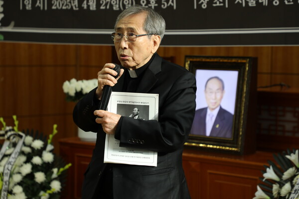 함세웅 신부가 고인을 추모하고 있다.장례위 제공