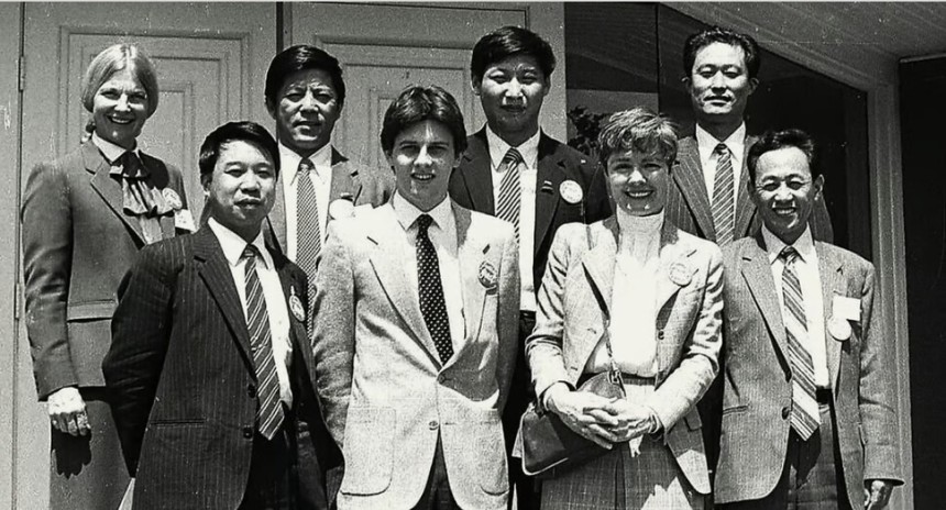 1985년 허베이성 정딩현 서기였던 31살의 시진핑은 미국 농업을 배우는 사절단의 일원으로 아이오와를 방문했다. 당시 주지사였던 테리 에드워드 브랜스태드를 만났다. 둘의 인연은 30년 넘게 이어졌다. 머스커틴 저널 