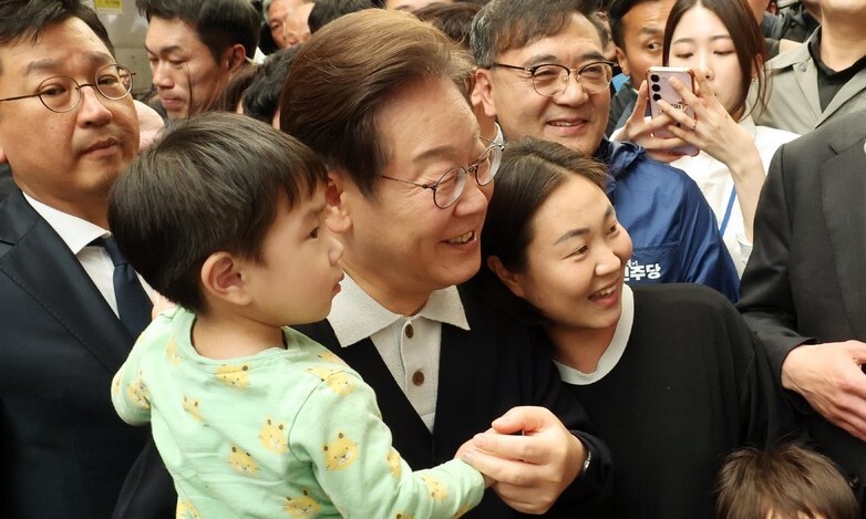 나흘째 경북·충북·강원 등 보수 지지세가 강한 지역을 돌며 ‘경청투어’를 하고 있는 이재명 더불어민주당 대통령 후보가 4일 오후 충북 단양군 단양읍 단양구경시장을 방문해 한 가족과 아이를 안고 사진을 찍고 있다. 김