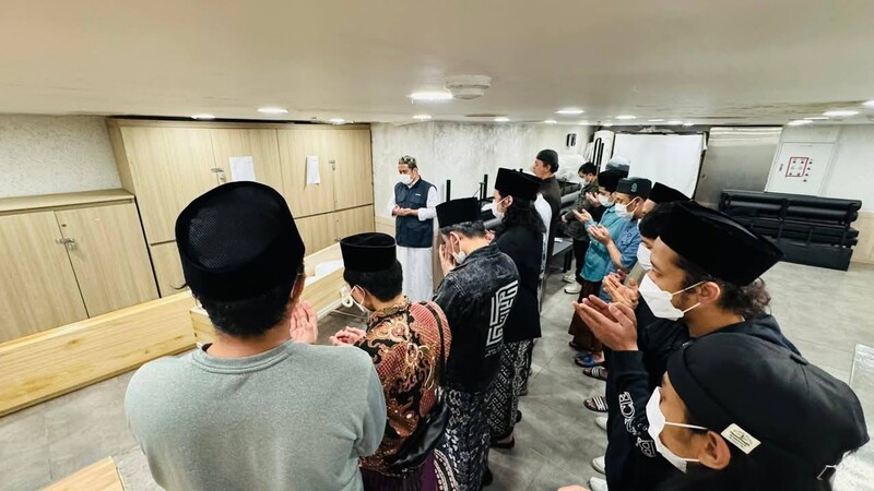 인도네시아인들이 지난달 20일 인천이슬람성원에서 무스타크피린을 위해 기도하고 있다.인도네시아 공동체 페이스북 갈무리
