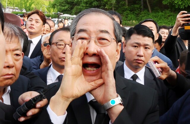 2일 오후 광주 북구 국립 5·18 민주묘지를 찾은 한덕수 전 총리가 광주비상행동 등 시민·사회단체 관계자들의 반발에 가로막히자 \"저도 호남 사람\"이라며 참배를 호소하고 있다.연합뉴스