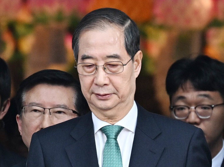 김문수 국민의힘 대통령 후보(왼쪽)와 한덕수 무소속 후보가 5일 서울 종로구 조계사에서 봉축법요식에 입장하고 있다. 연합뉴스