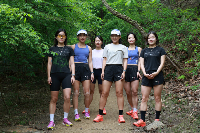 서울 기반 러닝 크루‘꼬뮨 드 서울’소속 러너들이 지난달 27일 오후 서울 용산구 매봉산에서 인터뷰를 하기 전 사진을 찍고 있다.김혜윤 기자 