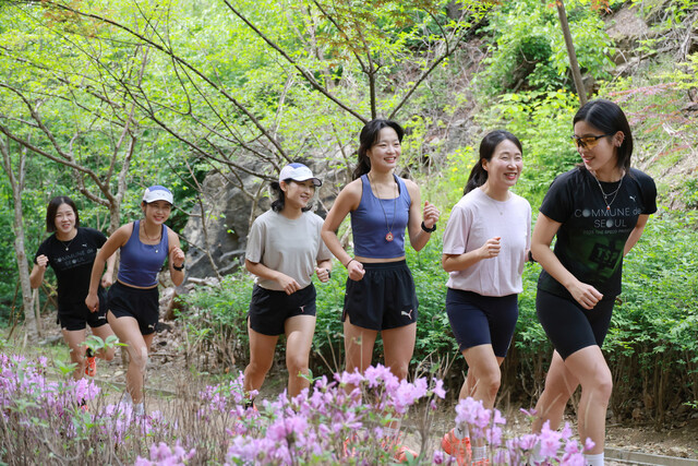 서울 기반 러닝 크루‘꼬뮨 드 서울’소속 러너들이 지난달 27일 오후 서울 용산구 매봉산에서 인터뷰를 하기 전 사진을 찍고 있다.김혜윤 기자 