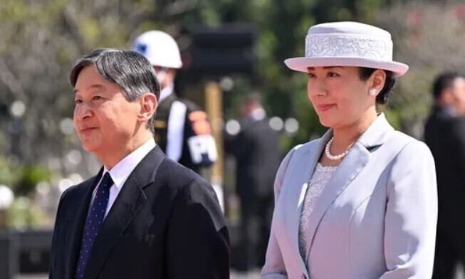 나루히토 일왕과 마사코 왕비가 2023년 인도네시아 국빈 방문 중 칼리바타 영웅 묘지를 참배하고 있다.로이터 연합뉴스