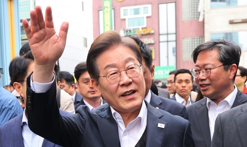 이재명 더불어민주당 대통령 후보가 5일 경기도 양평군 양평물맑은시장에서 열린 \\\'골목골목 경청투어\\\'에서 시민들에게 인사하고 있다. 연합뉴스