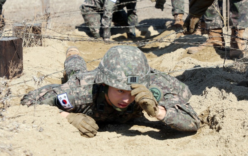 지난 2월18일 오후 경기 평택시 캠프 험프리스 미2사단에서 4월 미국 육군사관학교(웨스트포인트)에서 열린 샌드허스트 경연대회에 참가하는 육군사관학교 생도들이 장애물을 넘는 훈련을 받고 있다.연합뉴스