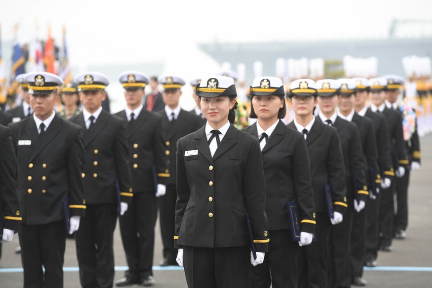 제73기 해군사관학교 졸업식에서 졸업생들이 임관선서를 준비하고 있다.청와대사진기자단