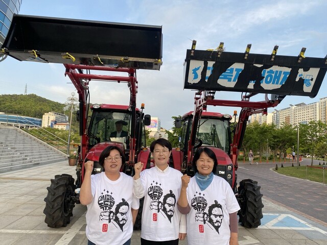 오미화 전남도의원(왼쪽부터),전종덕 국회 농림축산식품해양수산위원회 국회의원,오은미 전북도의원 등 진보당 소속 여성의원 3명은 6일부터 시작되는 트랙터 원정 투쟁에서 4박5일 전 구간을 동행하며 직접 트랙터를 운전