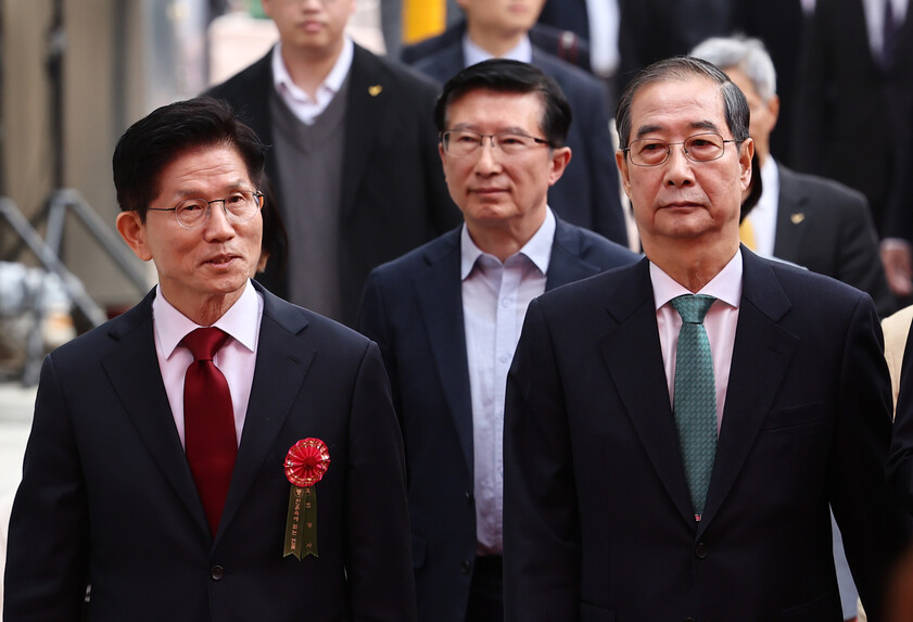 김문수 국민의힘 대통령 후보(왼쪽)와 한덕수 무소속 대통령 후보가 5일 서울 종로구 조계사에서 열린 불기 2569년 부처님오신날 봉축법요식에 참석하고 있다. 연합뉴스