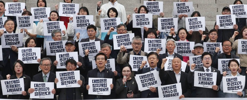 광장대선연합정치시민연대 회원들과 박찬대 더불어민주당 대표 직무대행 겸 원내대표(앞줄 오른쪽 둘째), 김재연 진보당 상임대표(앞줄 맨 오른쪽), 용혜인 기본소득당 대표(앞줄 맨 왼쪽) 등이 5일 오후 서울 여의도 국회