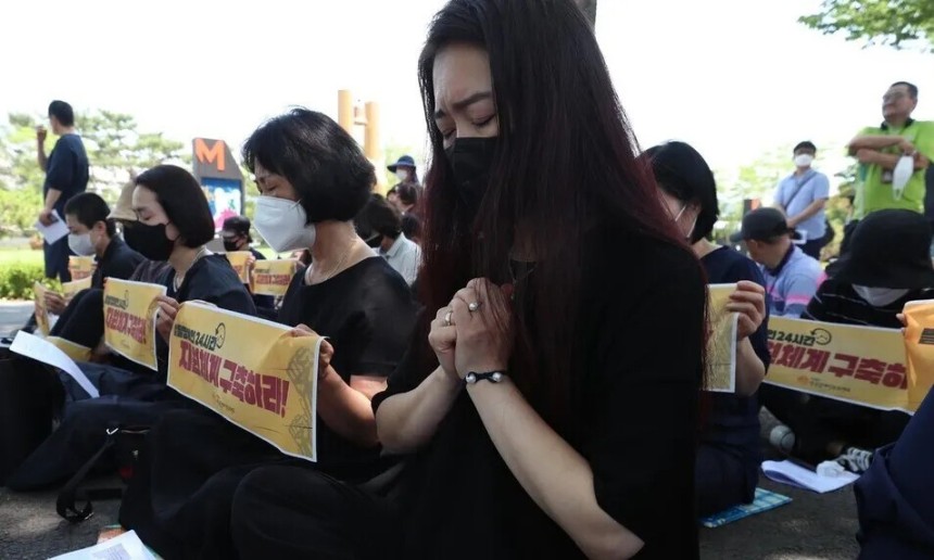 지난 6월21일 전쟁기념관 앞에서 열린 발달장애인과 그 가족들을 위한 추모예배에서 한 발달장애인 가족이 기도하고 있다.강창광 선임기자 