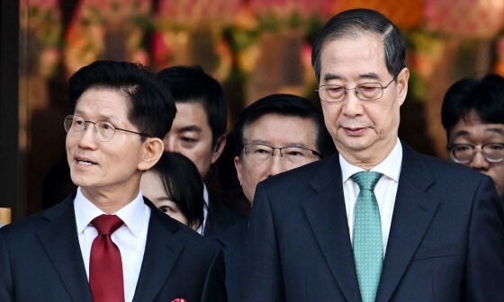 김문수 국민의힘 대통령 후보(왼쪽)와 한덕수 무소속 후보가 5일 서울 종로구 조계사에서 봉축법요식에 입장하고 있다. 연합뉴스