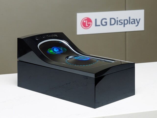 평소엔 화면, 늘어나면 내비버튼…LG ‘스트레처블 디스플레이’ 공개