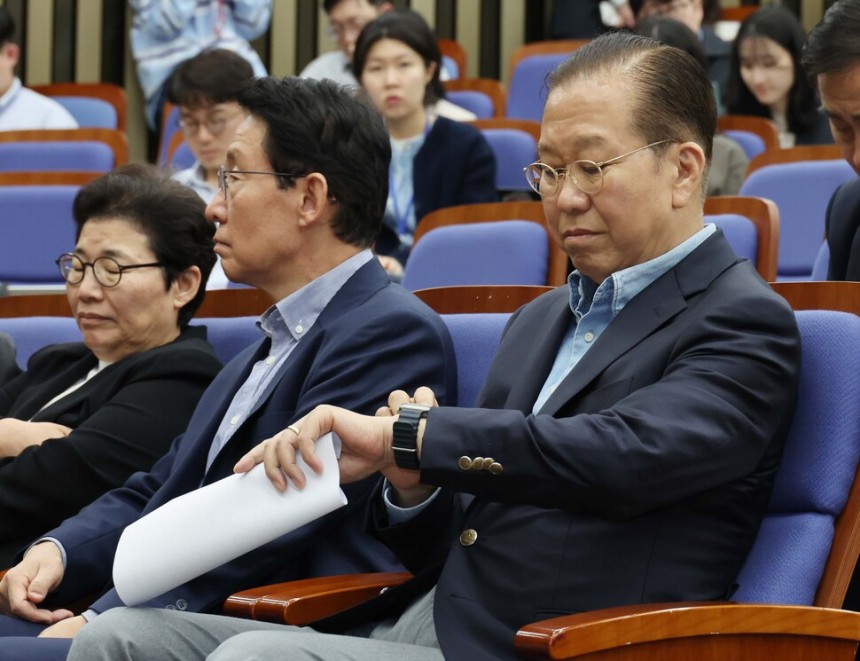 권영세 국민의힘 비상대책위원장(맨 오른쪽)이 6일 오후 서울 여의도 국회에서 열린 의원총회에 참석해 시계를 보고 있다. 신소영 기자 viator@hani.co.kr