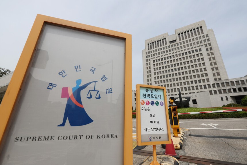 더불어민주당은 5일 이재명 대선 후보의 파기환송심 일정과 관련해 조희대 대법원장을 향해 선거운동 기간에 잡힌 모든 대선 후보자의 재판 기일을 대선 뒤로 미루라고 요구했다.6일 서울 서초구 대법원.연합뉴스