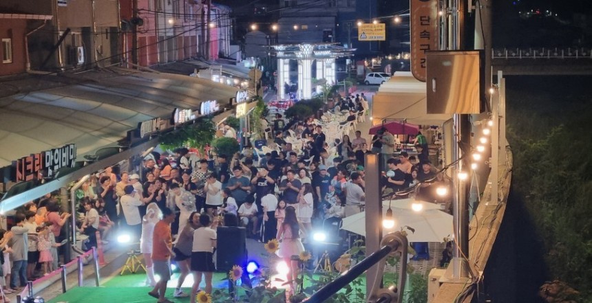 강원도는 지역경제에 활력을 불어넣고 체류형 관광객을 확보하기 위해 도내 11개 시·군,13개 전통시장에서 주말 야시장을 운영하기로 했다.강원도 제공