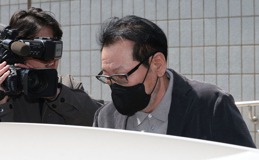 2018년 지방선거 당시 불법 정치자금을 수수한 혐의로 기소된 무속인‘건진법사’전성배 씨가 지난달 7일 서울 양천구 서울남부지법에서 열린 관련 재판을 마친 뒤 법원 청사를 나와 차량에 탑승하고 있다.연합뉴스