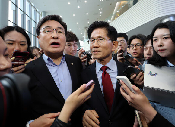 김문수 국민의힘 대선 후보가 6일 아시아태평양경제협력체(APEC) 회의장인 경북 경주시 경주화백컨벤션센터에서 후보 일정을 중단하고 서울로 올라가 현안 문제에 대한 대책을 마련하겠다고 밝힌 뒤 회의장을 떠나고 있다. 