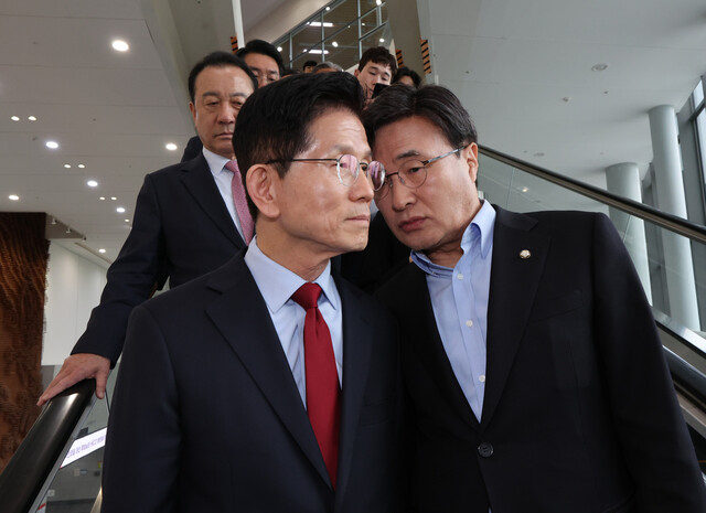 국민의힘 김문수 대선 후보(맨 앞 왼쪽)가 6일 아시아태평양경제협력체(APEC) 회의장인 경북 경주시 경주화백컨벤션센터를 방문, 초선·재선 대표인 김대식 의원과 대화를 나누고 있다. 김 후보는 후보 일정을 중단하고 