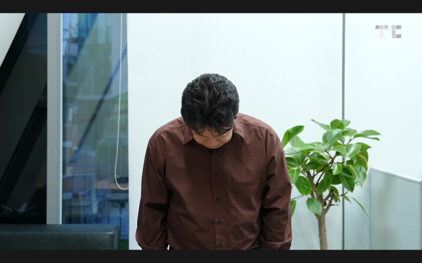 백종원 더본코리아 대표가 6일 자신의 유튜브 채널 영상에서 회사와 관련한 비판에 대해 허리 숙여 사과하고 있다. 백 대표는 이 영상에서 현재 촬영 중인 방송을 제외한 모든 방송 활동을 중단하고 회사의 성장에 집중하겠