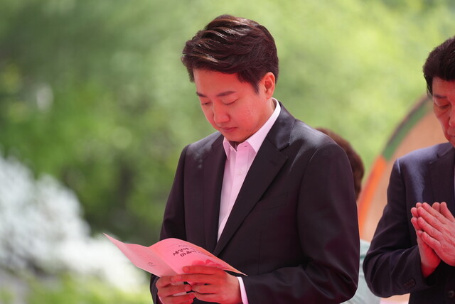 이준석 개혁신당 대통령 후보가 5일 부처님오신날 봉축대법회 참석 등을 위해 대구 동화사를 방문하고 있다. 이 후보 쪽 제공