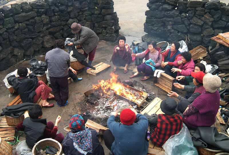 제주 해녀들은 물질을 하기 전에 바닷가에 있는 불턱에서 몸을 녹인다.불턱은 해녀들이 옷을 갈아입거나 잠시 쉬기도 하고,물질에 대한 정보나 경험을 공유하는 공동체 공간이다.제주해녀박물관/유네스코