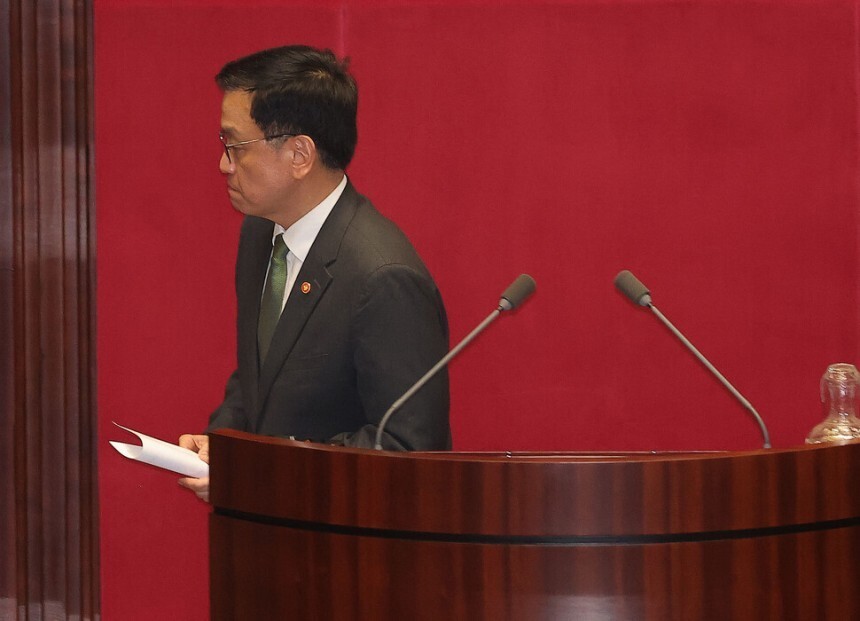 지난 1일 본회의장에서 추가경정예산안 관련 발언을 마치고 연단에서 내려오는 최상목 전 부총리 겸 기획재정부 장관.연합뉴스